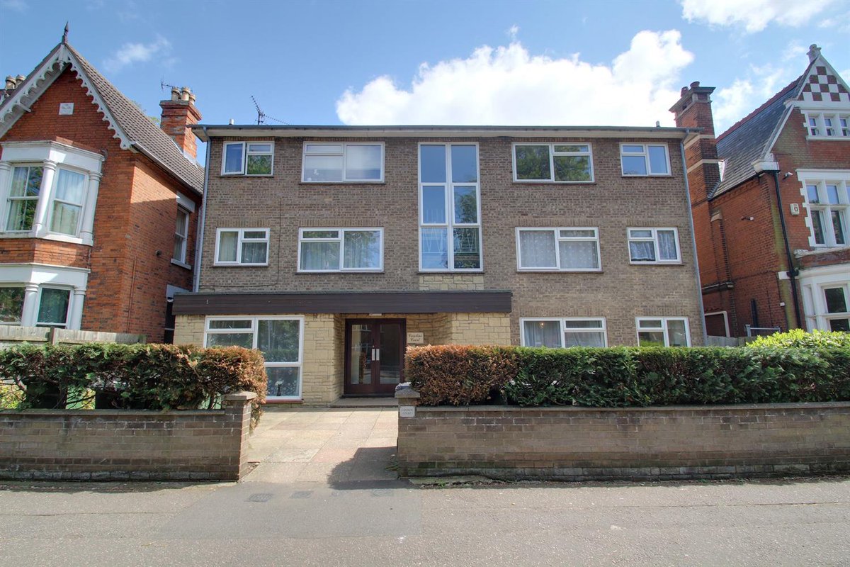 A 2 bedroom apartment in Peterborough within walking distance to the city centre and train station.

flinklp.haart.co.uk/ForSaleV5/?pro…