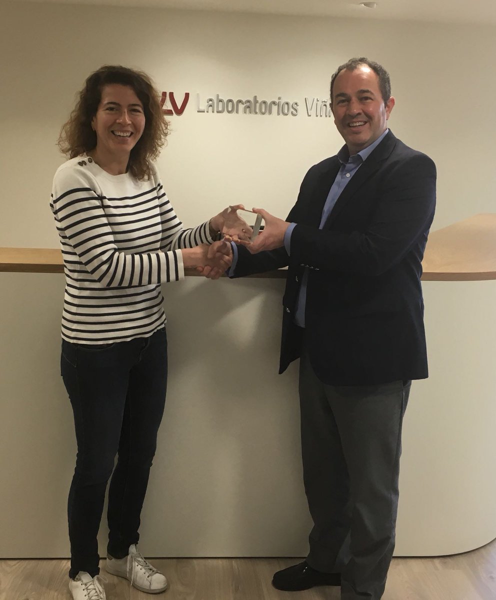 icongroupocs's tweet photo. .@eremezal , COO de @icongroupocs, entrega el Premio Iberoamericano de Salud al emprendimiento e innovación, #GoHA2018, a @labvinas. https://t.co/fQCy24cKHQ … https://t.co/8qzLw6Ac0N