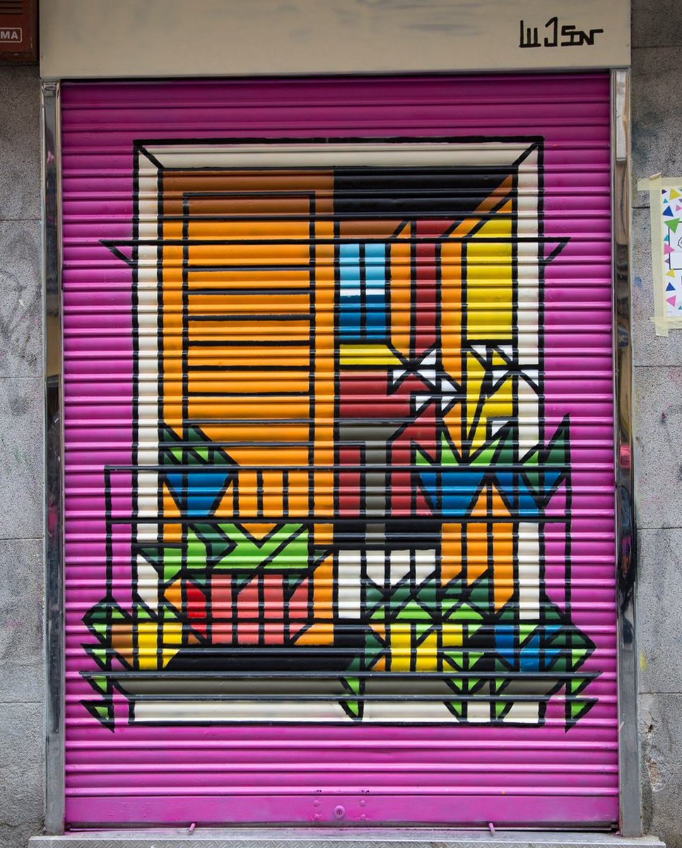 El artista <a href="/lu_j_son/">LU J SON</a> encajó uno de sus balcones en la cuadrícula de 500 módulos que dibujó durante #PintaMalasaña sobre la pescadería de los Hermanos Salvadores