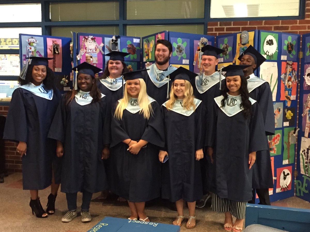Harrison_LCB's tweet photo. Senior Walks 2018 #SoManyTears #SoManyTinyHighFives #BeTheU #OneCCPS @Que_Waller @lcbirdprincipal https://t.co/myRLcPn23o