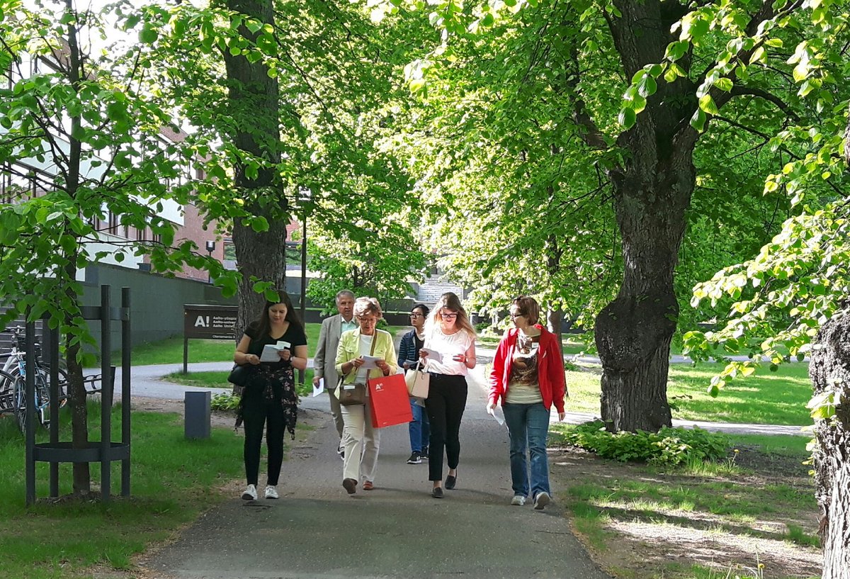 AaltoUniversity's tweet image. Mentorointiohjelman vuosi päättymässä juuri nyt suunnistukseen ja kivaan yhdessäoloon aurinkoisessa Otaniemessä. Tänä lukuvuonna mukana oli 146 paria. Jatketaan ensi vuonna! #aaltoalumni #aaltofestival
