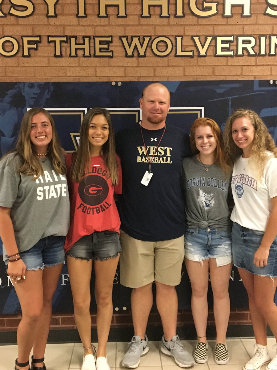 coach_rickett's tweet photo. Excited for these grads. thank you for everything excited to see what the future holds.  @MorgannKoepke @C_Carpenter5 @Carliebehan and the kid still living in the 90’s Arynn Pickvet AKA Marvin https://t.co/xpMzMdVx89