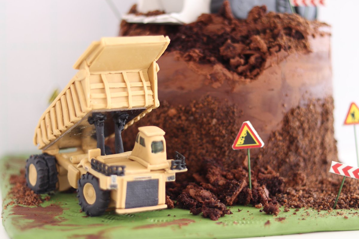 Les gustará a <a href="/CaterpillarInc/">CaterpillarInc</a> y a <a href="/My_Terex/">Terex Construction</a> la recreación de esta mina en tarta que hicimos para celebrar el 80 cumpleaños de Manolo? 
#Leonesp #Caterpillar #terex #cake