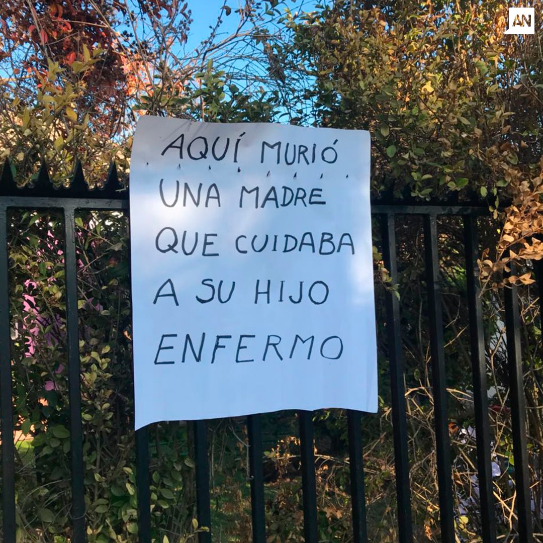 meganoticiascl's tweet photo. Vecinos de La Reina protestaron este martes tras el asesinato de una mujer de 63 años que fue apuñalada dentro de su casa, donde también fueron atacados su marido y su hijo enfermo 

 📍Autor de homicidio tenía 21 detenciones anteriores➡ https://t.co/YS8MB26Jjw https://t.co/oBgoc5CDDV
