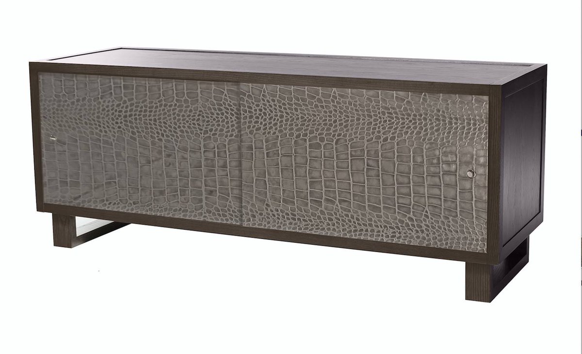 TwistMod3rn's tweet image. Introducing our new Gray Embossed Leather Croc Media Console! See more at twistmodern.com…/gray-leather-croc-credenzamedia-…/
The doors feature a silver finish that picks up the light and provides a lustrous sheen that is striking.