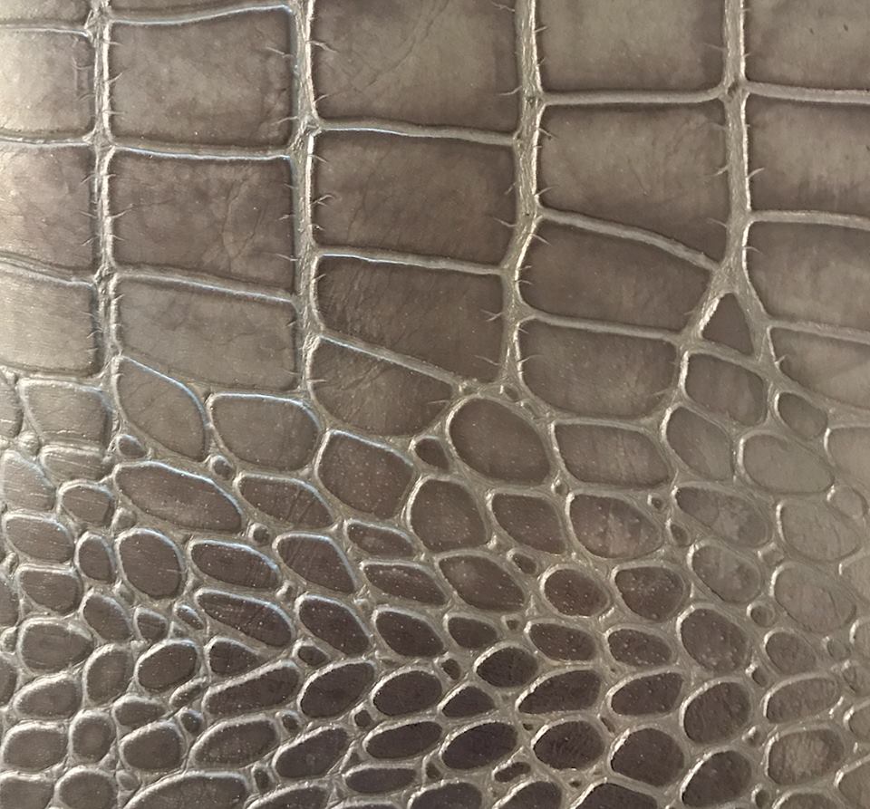 TwistMod3rn's tweet image. Introducing our new Gray Embossed Leather Croc Media Console! See more at twistmodern.com…/gray-leather-croc-credenzamedia-…/
The doors feature a silver finish that picks up the light and provides a lustrous sheen that is striking.