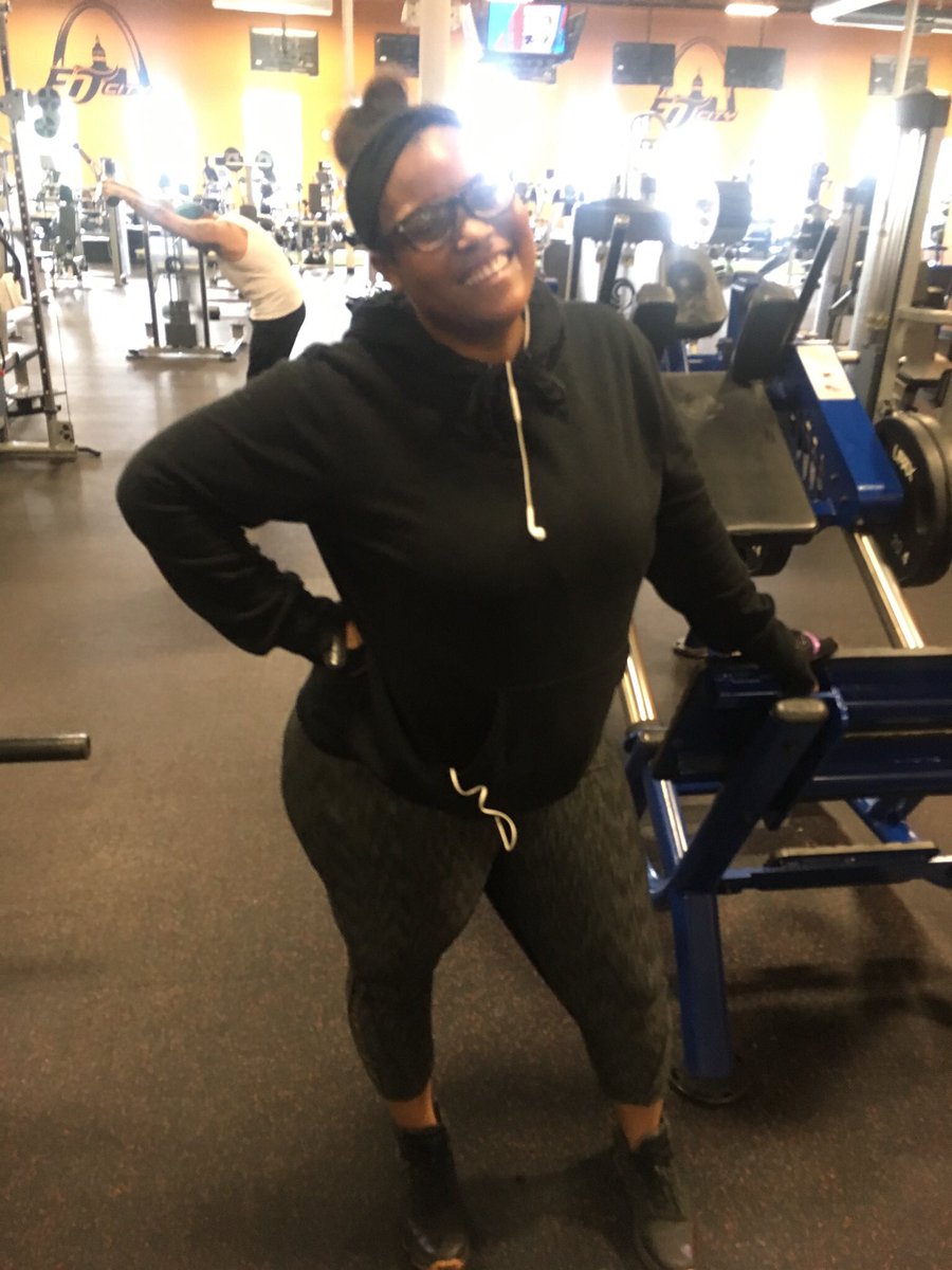 18DGreen's tweet photo. When you got your Queen in the gym working hard with you 💪🏽💪🏽💪🏽. #GrindHard #BodiedByCoach https://t.co/LPmxJKCVGa
