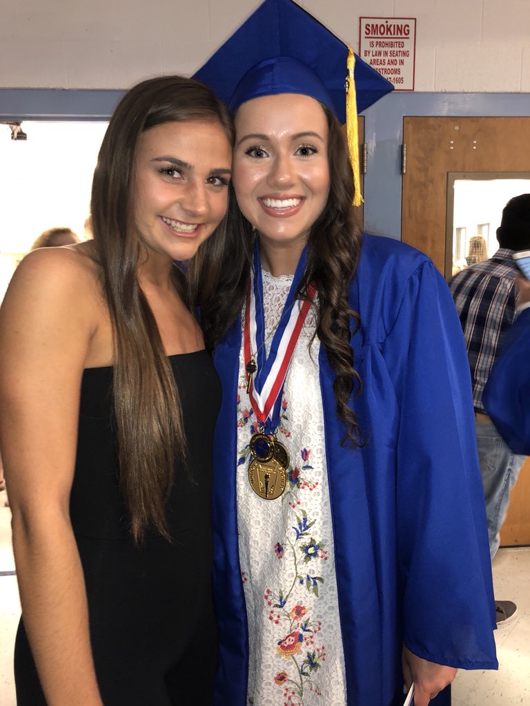 chloep326's tweet photo. some of my fav people graduated last night, i’m so proud of y’all!! i’ll be lost w/o you girls next year, much love for each of you💙🎓🎉  @PadgettHalie @ElizabeKatelynn @kenedyking12 @rachellynch34 https://t.co/kJ5WDtpZVk
