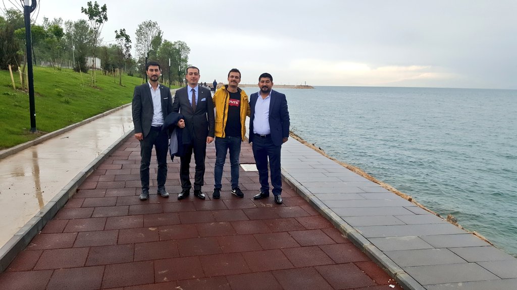 Secim ofislerimizin acilisi ile ilgili çalışmalarımiz sonrasi, Yeşil ile mavinin bir arada olduğu Edremit Sahil Bandinda iftarı beklerken. <a href="/mustafaatas/">Mustafa ATAŞ</a> <a href="/Hayati_Yazici/">Hayati Yazıcı</a> <a href="/kayhantoglu/">Kayhan Türkmenoğlu</a> <a href="/SavasN_Kiylik/">Savaş Nurullah KIYLIK</a>