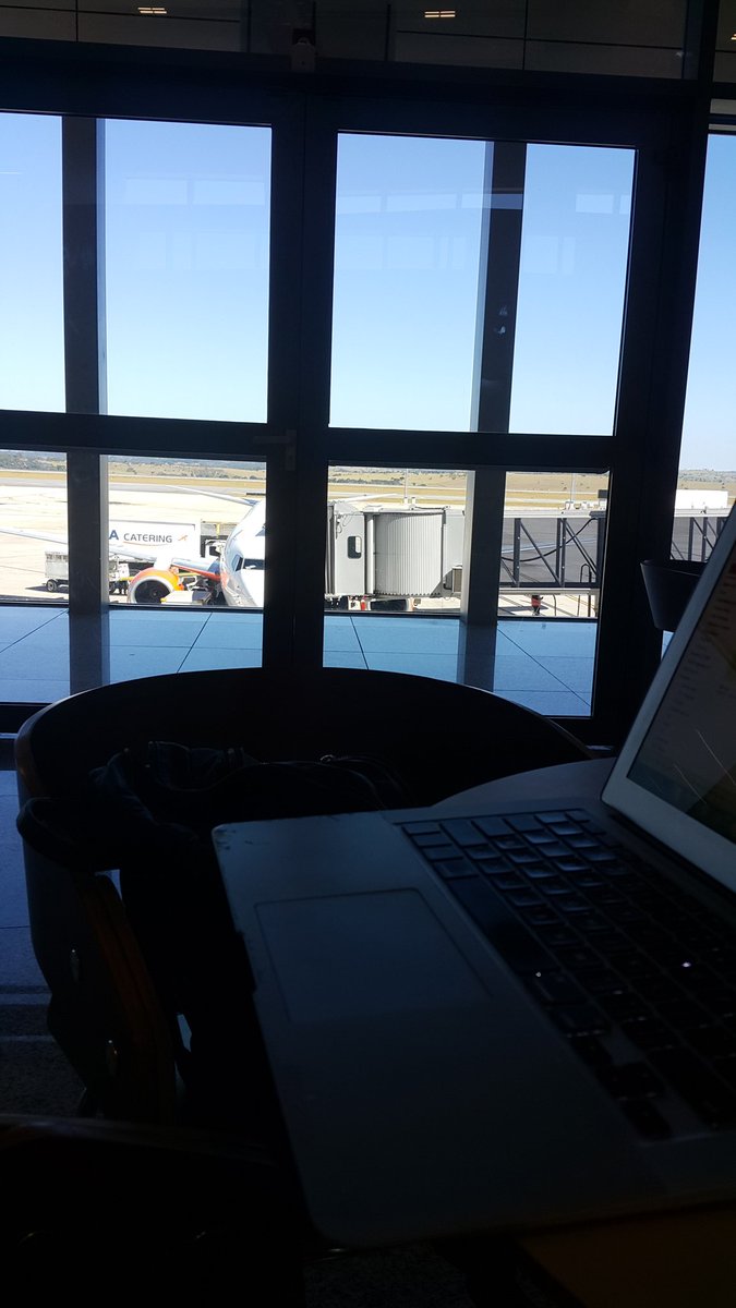 vidawireless's tweet photo. Confins: wifi gratuito, mesas de trabalho, tomadas. Ótimo para trabalhar antes do voo. #vidawireless https://t.co/17ez3mnThc