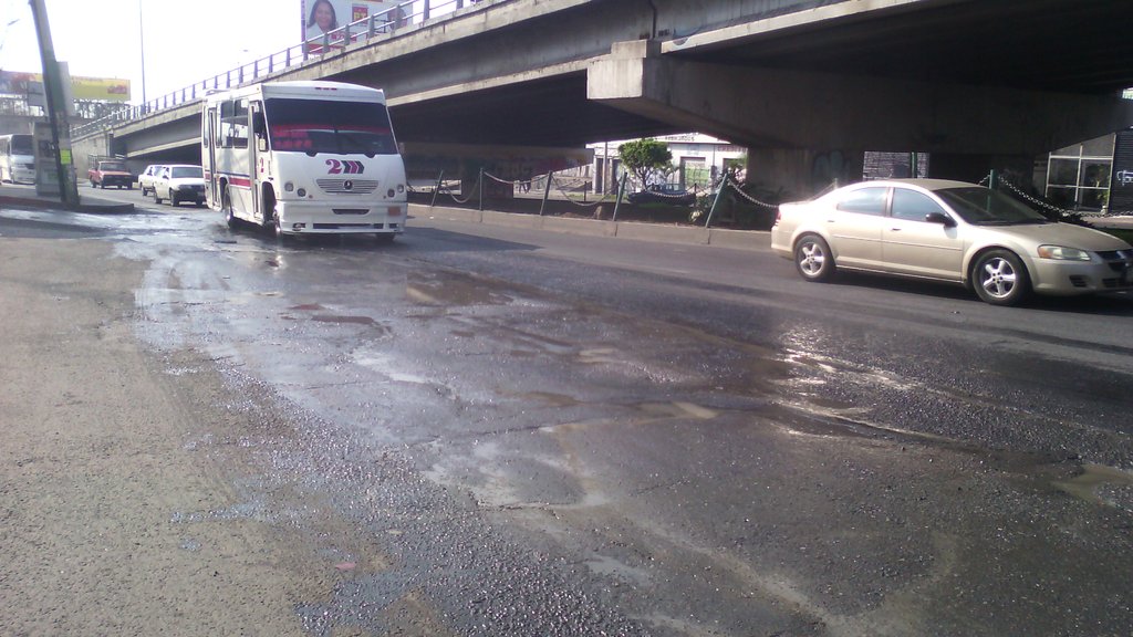 hagasilsilverio's tweet photo. Fuga de agua lleva más de 5 meses, sobre bulevar Cuauhnahuac y @CuernavacaGob #Cuernacava solo tapa el problema, pero días después aparece la fuga 
Y así @cuauhtemocb10 quiere gobernar Morelos, sino pudo con la capital, hagan conciencia en su voto por favor, voto razonado https://t.co/ZHAXUBcBr6