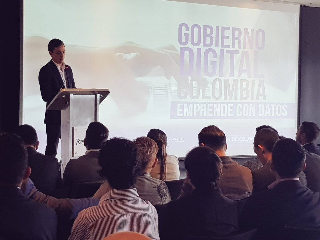 GobDigitalCO's tweet photo. #ConstruyoRed, emprendimiento Manizalita, ha logrado conectar a productores y proveedores, revolucionando el sector de la construcción, con el uso de #DatosAbiertosCO. Ya cuentan con más de 33.000 inscritos ¡Felicitaciones! #EmprendeConDatos https://t.co/lTMoU1E7EP