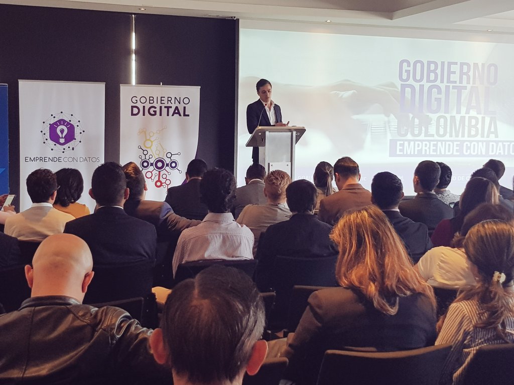 GobDigitalCO's tweet photo. #ConstruyoRed, emprendimiento Manizalita, ha logrado conectar a productores y proveedores, revolucionando el sector de la construcción, con el uso de #DatosAbiertosCO. Ya cuentan con más de 33.000 inscritos ¡Felicitaciones! #EmprendeConDatos https://t.co/lTMoU1E7EP
