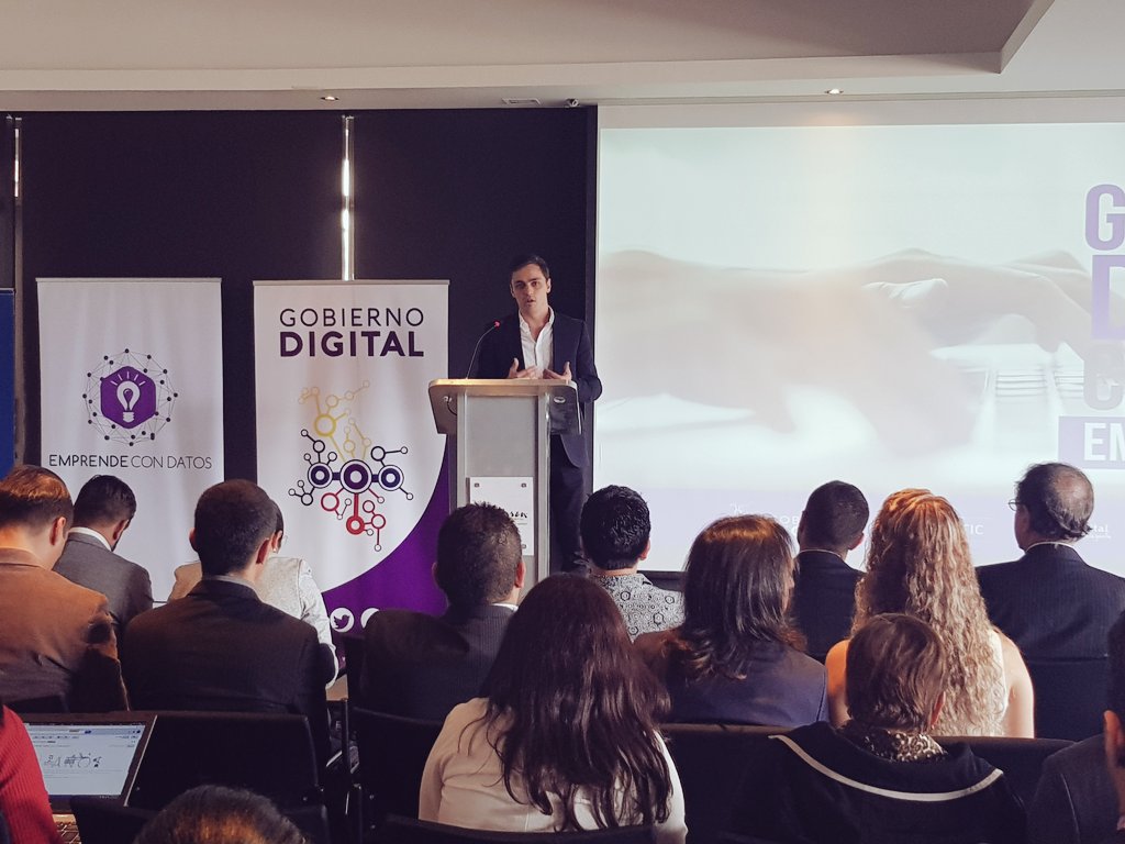 GobDigitalCO's tweet photo. #ConstruyoRed, emprendimiento Manizalita, ha logrado conectar a productores y proveedores, revolucionando el sector de la construcción, con el uso de #DatosAbiertosCO. Ya cuentan con más de 33.000 inscritos ¡Felicitaciones! #EmprendeConDatos https://t.co/lTMoU1E7EP