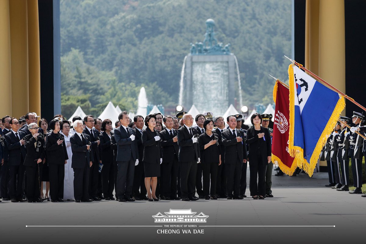 제 63회 현충일입니다. 수많은 분들의 피와 땀, 꿈과 뜻으로 오늘의 대한민국이 되었습니다. 희생과 헌신으로 영면하신 모든 분들을 기억하고 추모합니다. goo.gl/9dAqkH