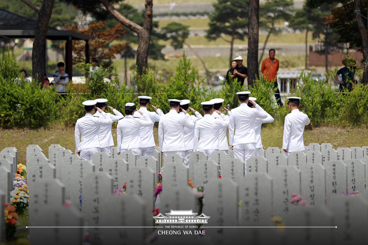 현충일 추념식은 <428030, 대한민국의 이름으로 당신을 기억합니다>라는 주제로 국립대전현충원에서 거행되었습니다. 428030은 국립묘지에 안치된 안장자 수를 의미합니다. goo.gl/9dAqkH