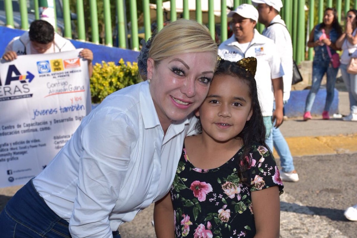 AnaBalderasMx's tweet photo. En mi último recorrido de hoy, le expuse mi propuesta a las madres y padres de familia, de generar becas culturales para los grandes artistas que tenemos aquí en #Atizapán. #ContigoAtizapanGana https://t.co/yCLYSi5Z27
