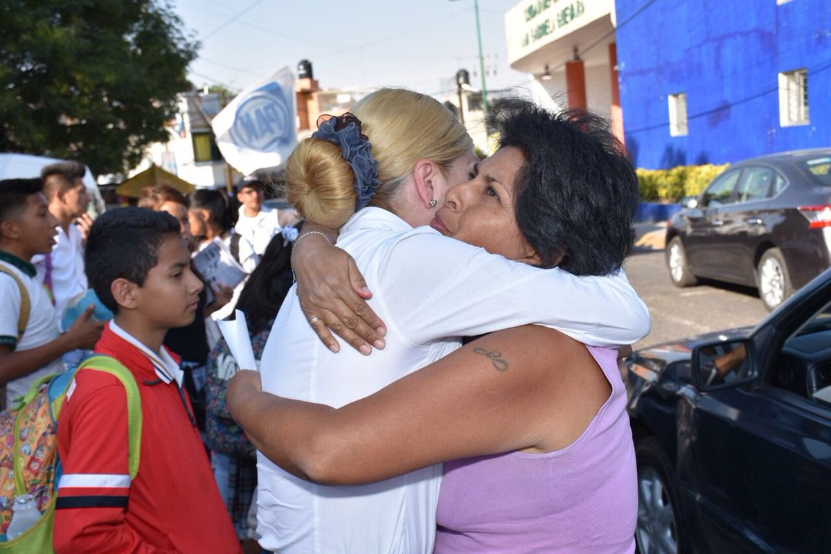 AnaBalderasMx's tweet photo. En mi último recorrido de hoy, le expuse mi propuesta a las madres y padres de familia, de generar becas culturales para los grandes artistas que tenemos aquí en #Atizapán. #ContigoAtizapanGana https://t.co/yCLYSi5Z27