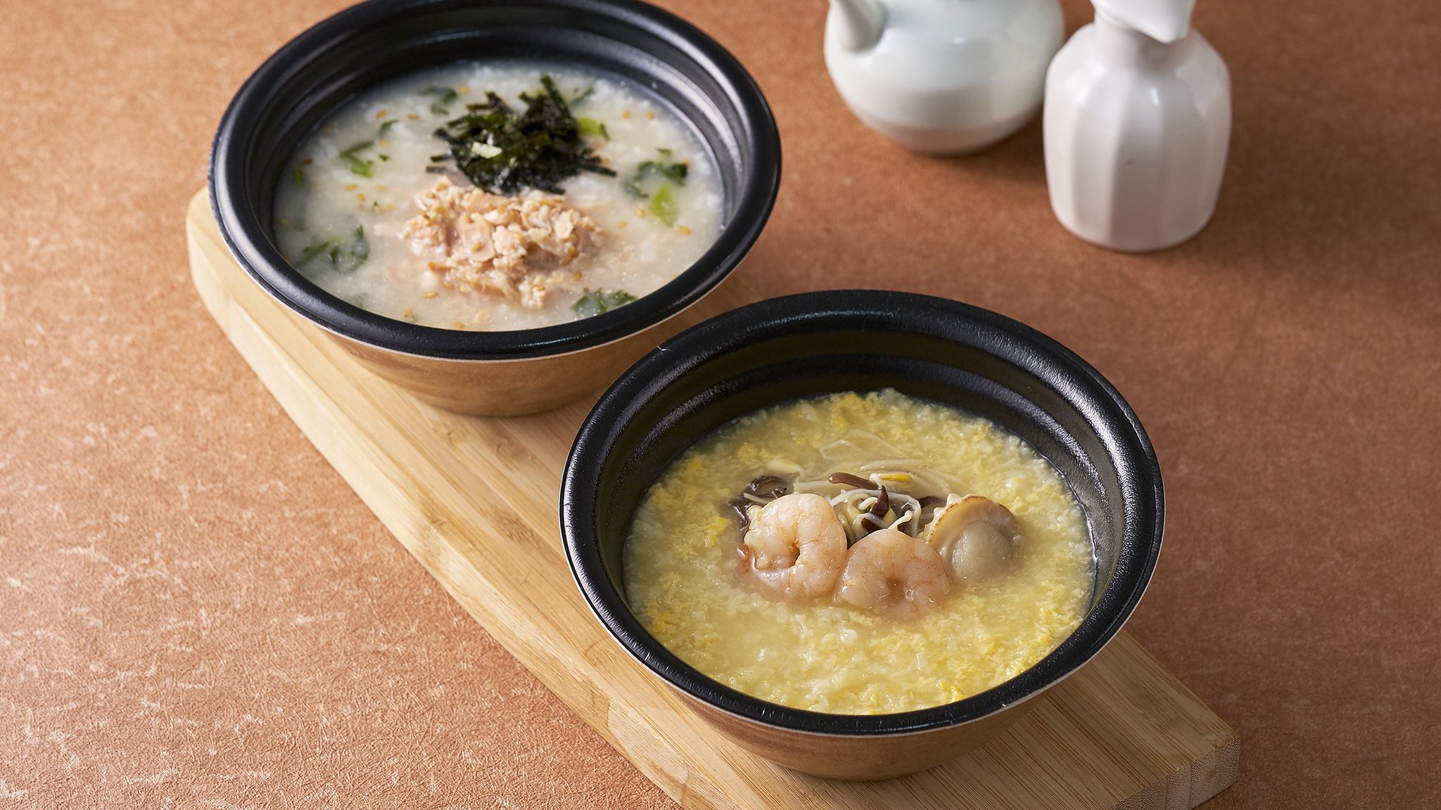 セブン イレブン ジャパン あごダシ入り 北海道産焼鮭のおかゆ 鶏とホタテのダシが効いた中華たまご粥 各325円 税込350円 コク深いダシが決め手のお粥メニューが登場 お米の甘味とうま味を引き出しまし セブン イレブン ジャパン あごダシ入り 北海道産焼鮭のおかゆ 鶏とホタテのダシが効いた中華たまご粥 各325円 税込350円 コク深いダシが決め手のお粥メニューが登場 お米の甘味とうま味を引き出しまし