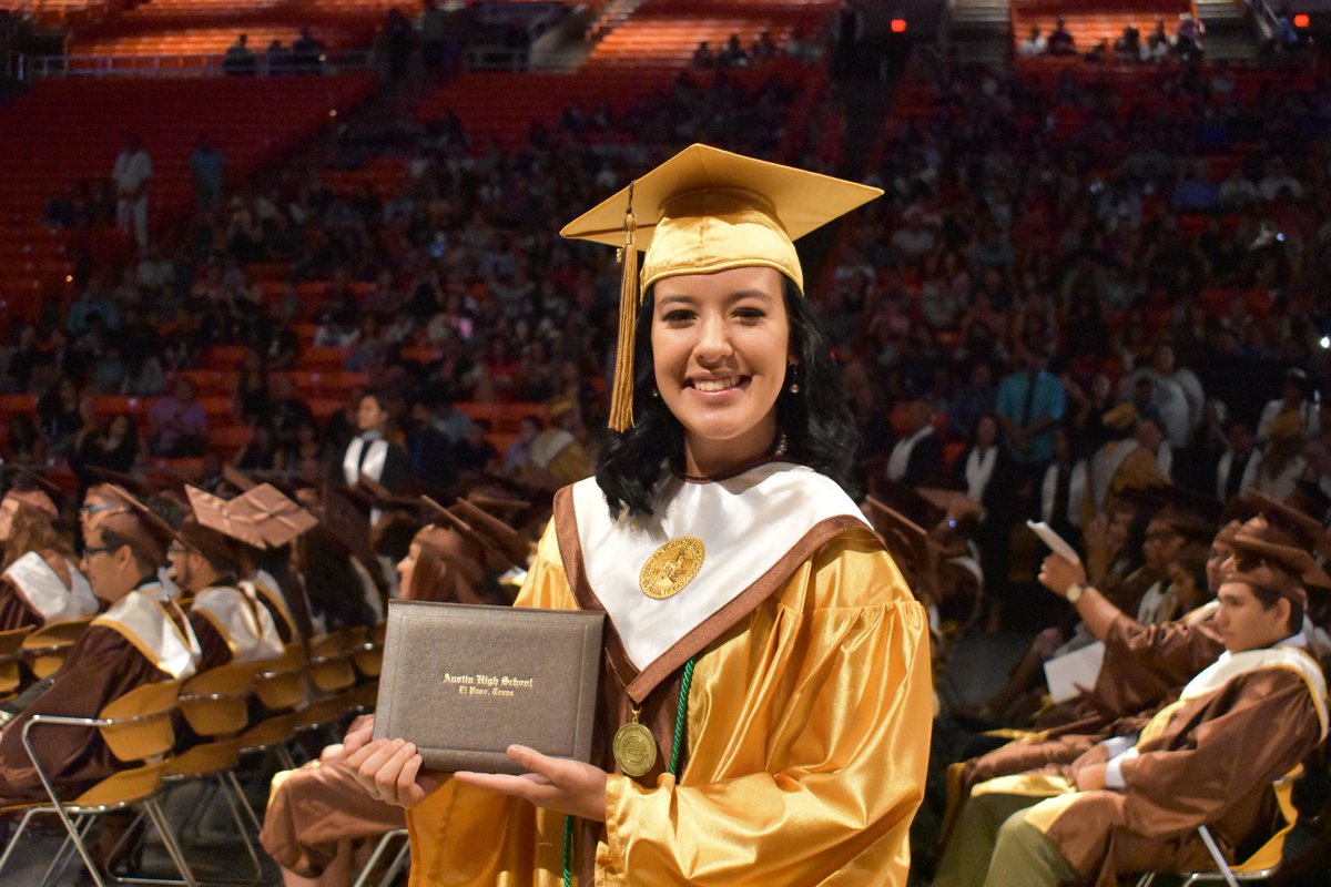 cynsationalcynd's tweet photo. Thank you Ms. Julie for taking pics today 😊💛 #ahspanthers #ahsclassof2018 #proudpantherprincipal https://t.co/EDJj7K4HdD