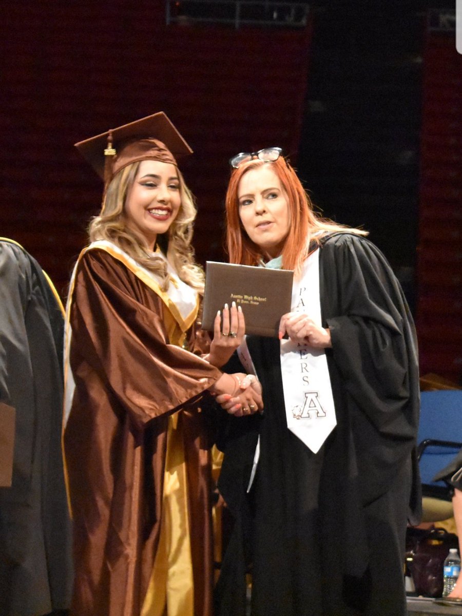 cynsationalcynd's tweet photo. Thank you Ms. Julie for taking pics today 😊💛 #ahspanthers #ahsclassof2018 #proudpantherprincipal https://t.co/B66AIpz0O1