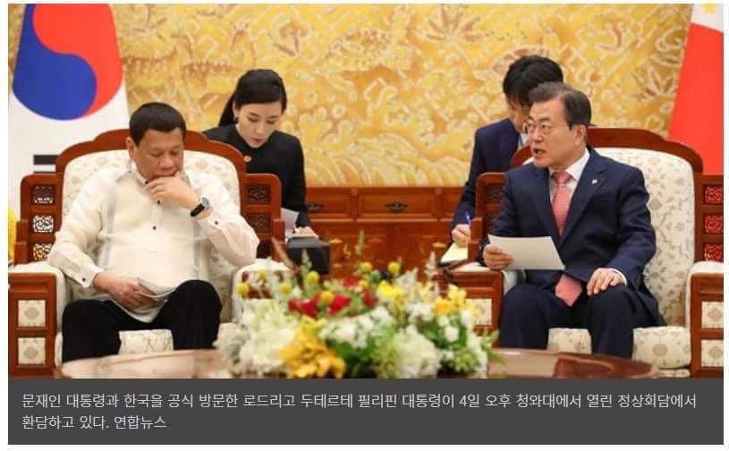 문재인은 대본이 없으면 말도 못하는 허수아비인가?

트럼프 대통령과의 회담에서도 A4
두테르테 대통령과의 회담에도 A4

경제 부총리가 경제가 망해간다는 보고를 하면 면박주고 패싱하는 유아기 수준의 인성과 지적수준을 가진 문재인 

저런 사람이 대통령이라니...화가난다