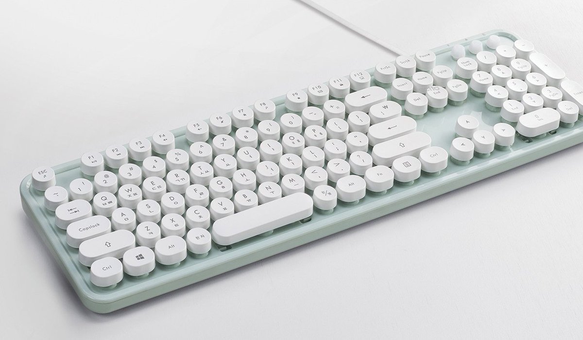 97번째 이벤트 입니다.
요즘 공휴일이 자주 찾아오는거 같네요. 푹 쉬고들 계신가요~!💤
또 하나의 조약돌 키보드를 보여드릴게요.
바탕색은 민트에 키캡은 화이트인 아이리버 버블키보드와는 색다른 매력의 제품입니다(엑토 KBD-47)
RT버튼 눌러주시구요. 금요일에 추첨하겠습니다!(6월8일)