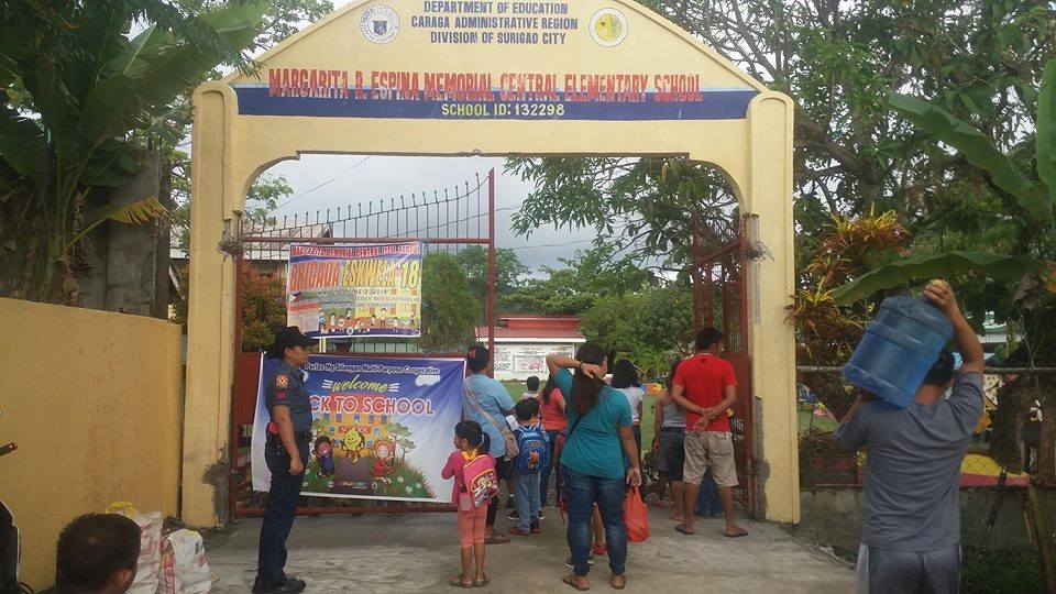 SCPS_PCR's tweet photo. PO3 Liezle Ann J Ballicud, Admin. PNCO of Surigao City Police Station provided police presence and security to the pupils of Margarita R Espina Memorial Central Elementary School, Brgy. Luna, Surigao City on June 4, 2018.
#PNPPatrolPlan2030 https://t.co/LhwS5ynljN