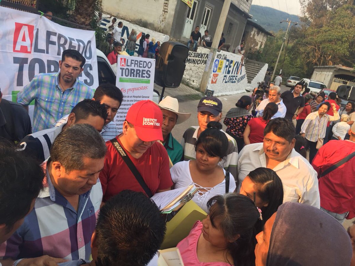 alfredo_torresm's tweet photo. Cada vez mas vecinos se unen a este gran proyecto. La marea roja está incontenible en la reconstrucción de este municipio, por lo que refrendo mi compromiso incondicional a favor de mis queridos zumpahuaquenses.
#MiMisiónEsServirte
#PorZumpahuacán https://t.co/bv3gHAGclH