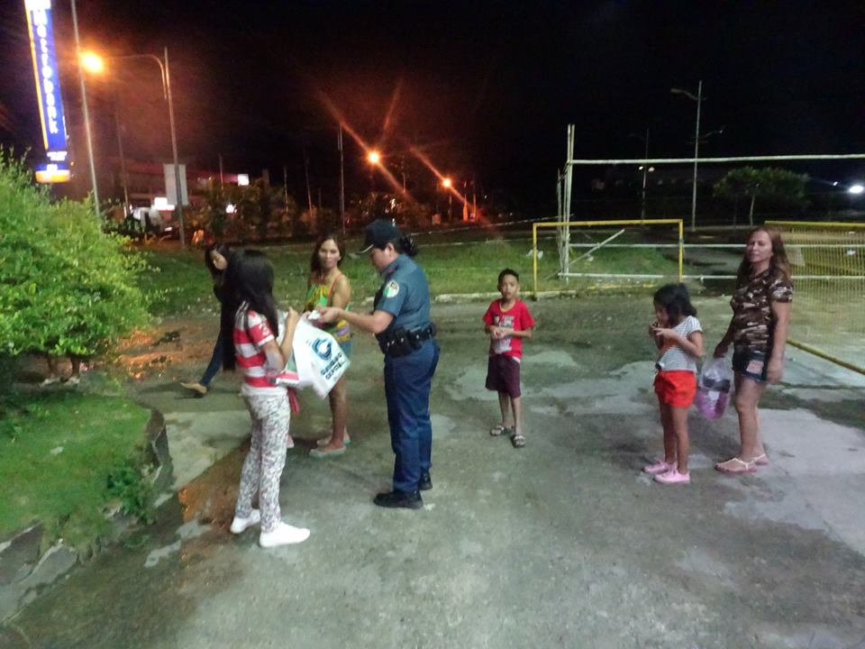 SCPS_PCR's tweet photo. PSINSP DOROTHY M TUMULAK, PCR/WCPD Officer;Officer of the Day conducts dialogue on "Iwas biktima ng pickpockets &amp; other related theft incidents @ Brgy Luna, SC &amp; likewise distributes hotline number cards for easy access for police assistance and responses.
#PNPPatrolPlan2030 https://t.co/CICaCvlSJH