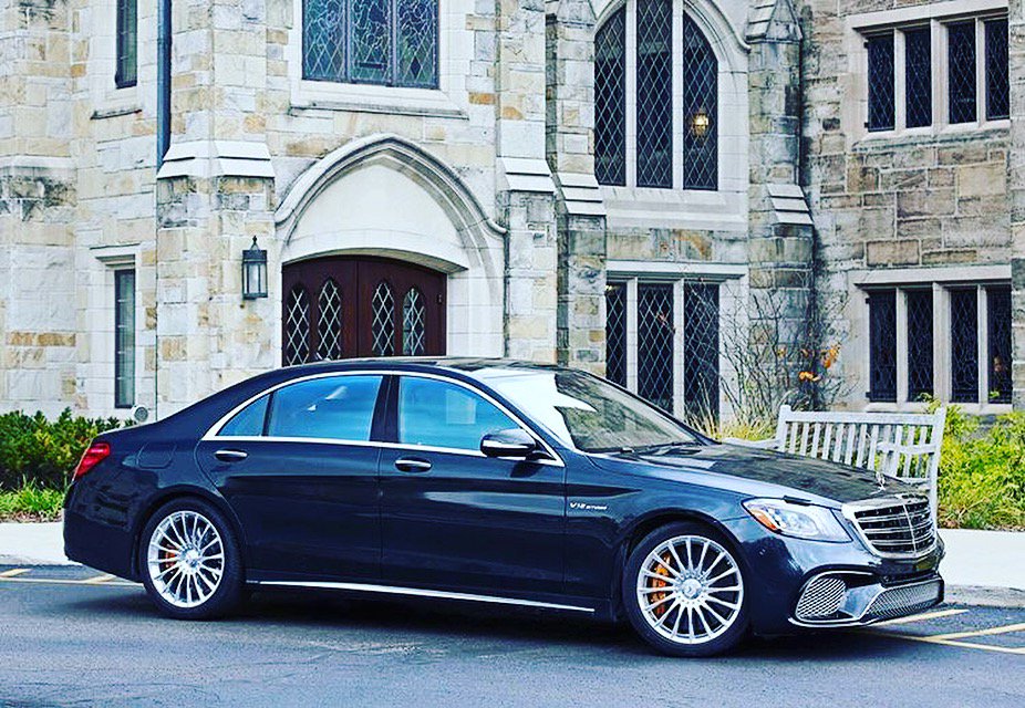 Book yourself a Vip service when you want the car arrive in to look as smart as you do.#luxury #harrods #heathrow #kensington #harrods #knightsbridge #gatwick #chauffeur #luxurychauffeur #luxurylifestyle #usa #saudiarabia #dubai #skluxuryservices #superflyaviation #luxuryjet