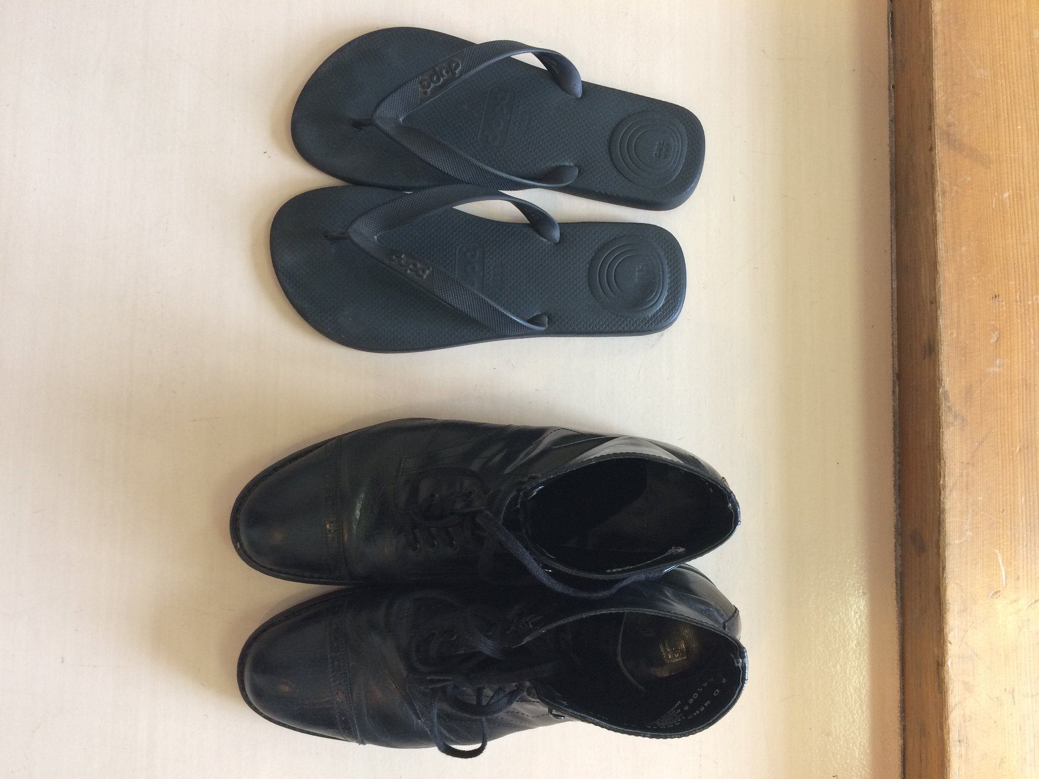 株式会社ジュデコン على تويتر 特捜９ ９話 夜９時 ９９９ 本日もレアショットお届けいたします 青柳刑事と吹越満の履物 吹越さんのビーサン 青ちゃん刑事のブーツ どちらもいい具合に履きこなれた感あり 特捜９ 最終回