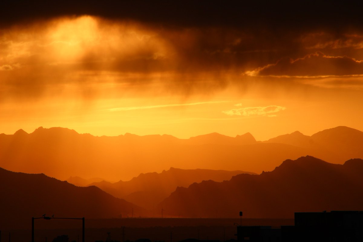 dharmabum1's tweet photo. Gorgeous #sunset from east #Denver tonight seen near @BluffLake! The sunlight was streaming down through the clouds and spilling over the Flatirons behind #BoulderCO. #cowx @NWSBoulder @WeatherNation @kevinltorres @DaveFraserWX @JessicaLebelWX @chris_tomer @KDVR @PinpointWX https://t.co/XB8AXlYsd2