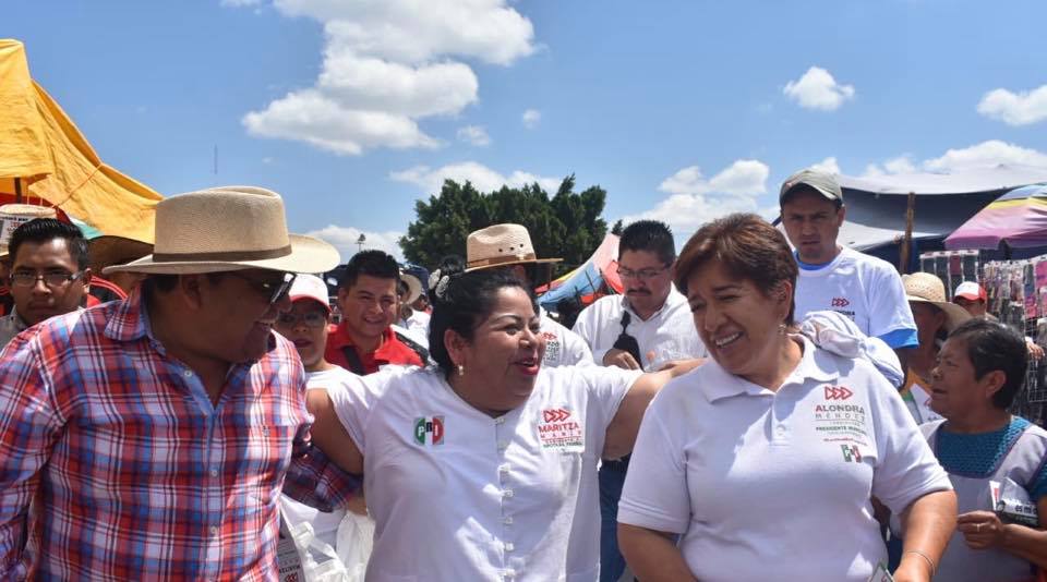 MaritzaMarinM's tweet photo. #Elecciones2018 Tuve gusto de sellar compromisos con mujeres y hombres del #TianguisElMoralillo, en #TepexiDeRodríguez. Agradezco hospitalidad de prox pdta, Alondra Méndez.
#AvanzarContigo
#PepeMeade
#PepePresidente 
#DogerGobernador
#LastiriYXitlalicSenador
#DiputadaMaritzaMarín https://t.co/aY0cHPDVTN