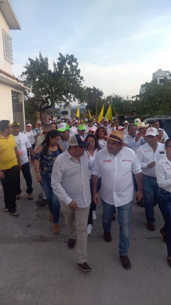 evenadero's tweet photo. Hoy acompañé a mi amigo, Agustin Alonso sin duda unos de los mejores y más capaces candidatos a presidentes municipales del #PRD Grax Agus por refrendar la historia de la cual somos parte y constructores. Viva el PRD!!! #ContinuidadYMasProgreso #EnYautepecYaGanoAgus https://t.co/wFWqmpimkw