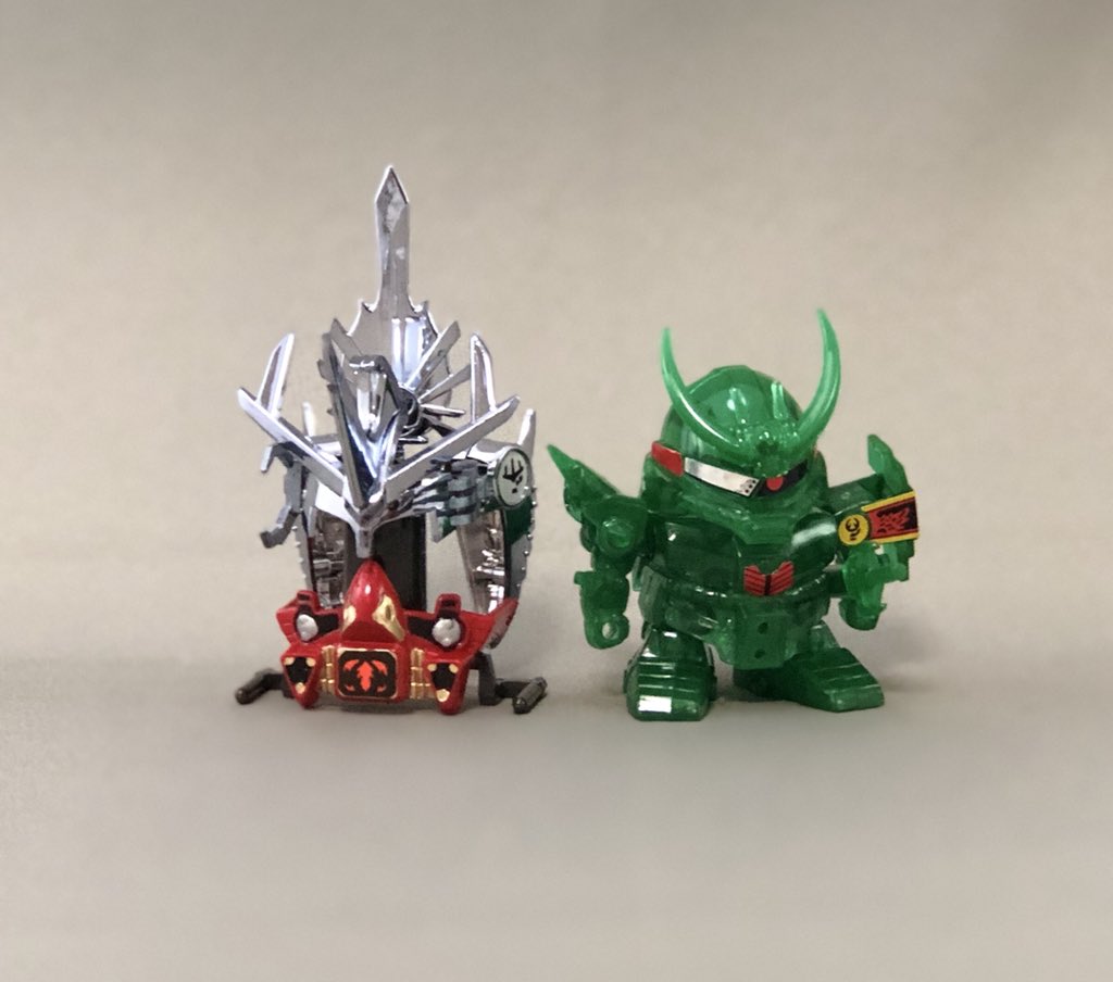 エドワード Sd連合兵庫支部 横浜駐在 通常版と限定版の比較です 3枚目の組み合わせは 闇の鎧の 支配を打ち破った殺駆頭と 殺駆頭の体無しでも闇将軍として実体化できるようになった闇の鎧みたいな設定で楽しめそうですね という事で 闇将軍でした