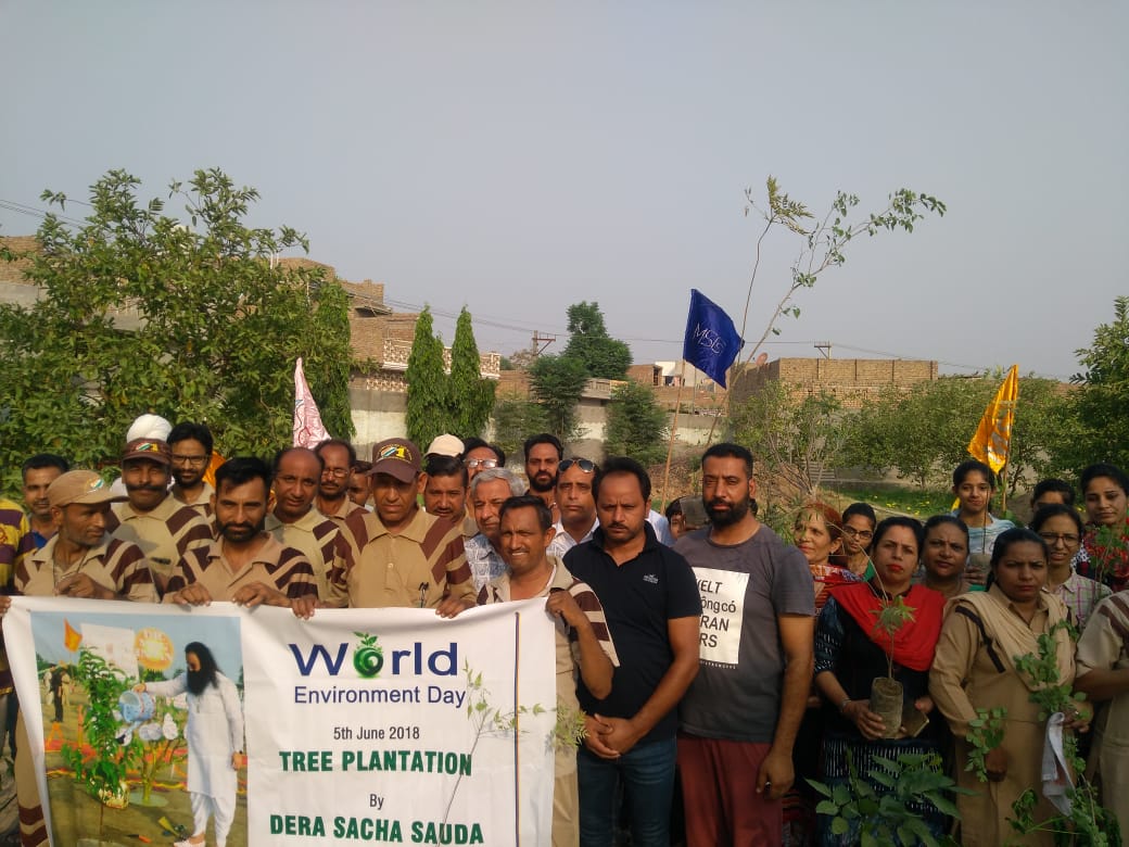 TheWelfareWork's tweet photo. संत डॉ @Gurmeetramrahim जी की शिक्षा पर चलते हुए ब्लॉक अबोहर द्वारा #WorldEnvironmentDay के अवसर पर पौधे लगाए गए। https://t.co/oBqj2AjF7O