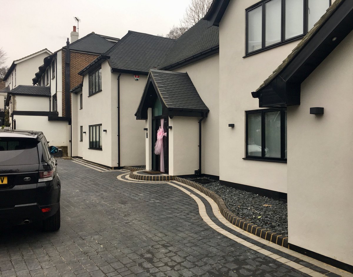 PaveDoctor's tweet photo. We recently completed Harry Kane’s driveway with @BarleystoneP Kingspave Cobbles &amp; a new wall.
Beds planted with laurel bushes from @RochfordGardens.
Railings &amp; gates by romford forge.
Another happy customer.
Good luck in the World Cup @HKane 👍🏻

#PaveDoctor
#driveway
#london https://t.co/BY5hkDP9HL