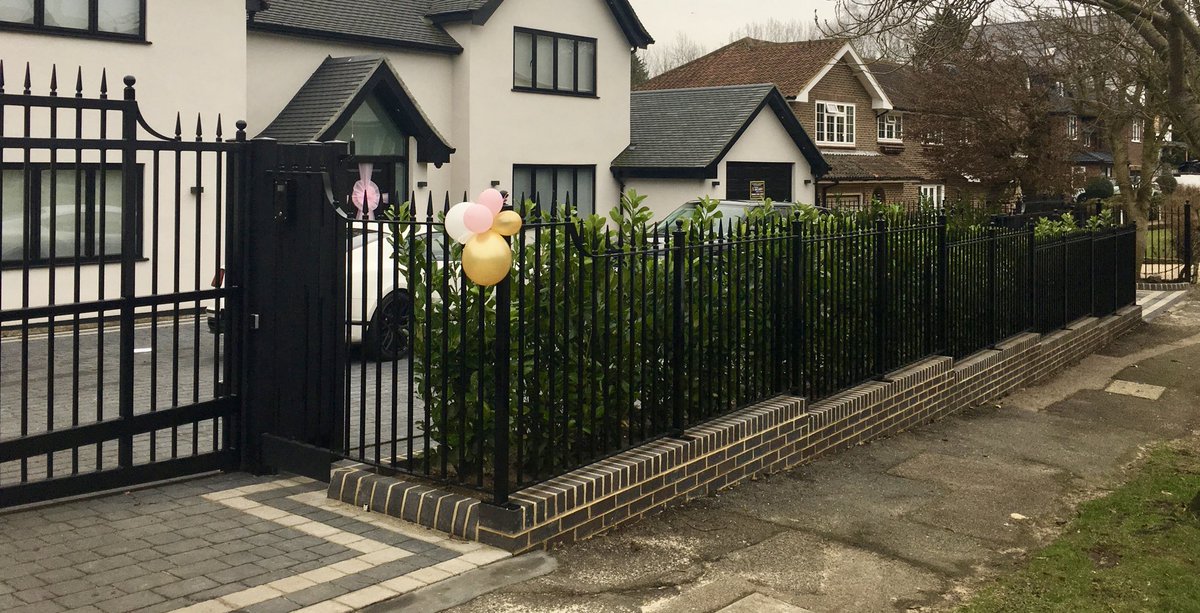 PaveDoctor's tweet photo. We recently completed Harry Kane’s driveway with @BarleystoneP Kingspave Cobbles &amp; a new wall.
Beds planted with laurel bushes from @RochfordGardens.
Railings &amp; gates by romford forge.
Another happy customer.
Good luck in the World Cup @HKane 👍🏻

#PaveDoctor
#driveway
#london https://t.co/BY5hkDP9HL