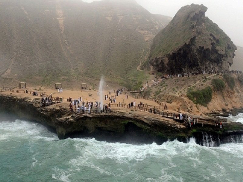 هذي عُمان on X: "شاطئ #المغسيل يقع غرب #صلالة حيث ترتفع نافورات الماء الطبيعية التي تنتج عن انحسار البحر في أسفل الصخور وتفجر المياه للأعلى اثر الضغط المتزايد ووجود فتحات في الصخور