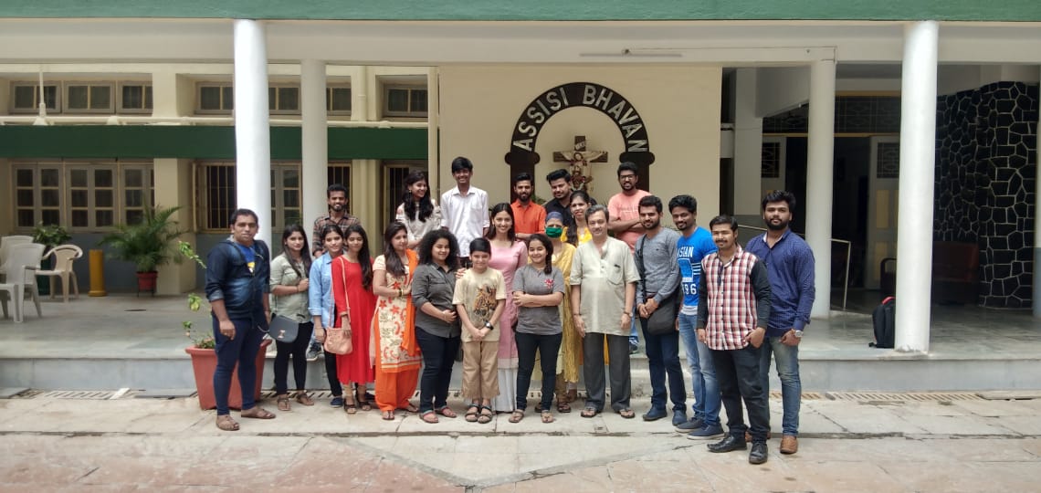 RAVA_Family's tweet photo. आपल्या रावाकुटुंबाला ६ वर्ष पूर्ण झाली आणि आपल्या लाडक्या @tejupradhan0206 दी चा वाढदिवस हे औचित्य साधून काल रावाकुटुंबाने "तेजश्री दी" सोबत
"ओल्ड एज होम"ला भेट देऊन तेथील
आज्जी आजोबांना भेटून त्यांना त्यांना आनंद देण्यासाठी कार्यक्रम आयोजित केला होता आणि तो एकदम मस्त झाला.. https://t.co/ScvPZNMAzP