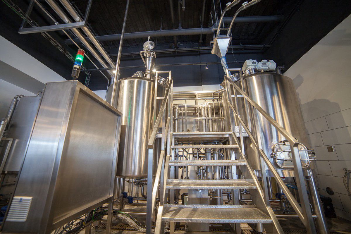 KronesAG's tweet image. Craft brewers need to rely on compact plants which prove their worth even when the available space is tight. Turn on the lights for our #MicroCube, the perfect tool for that.👍😎 #GermanBlingBling #KronesAG #Krones