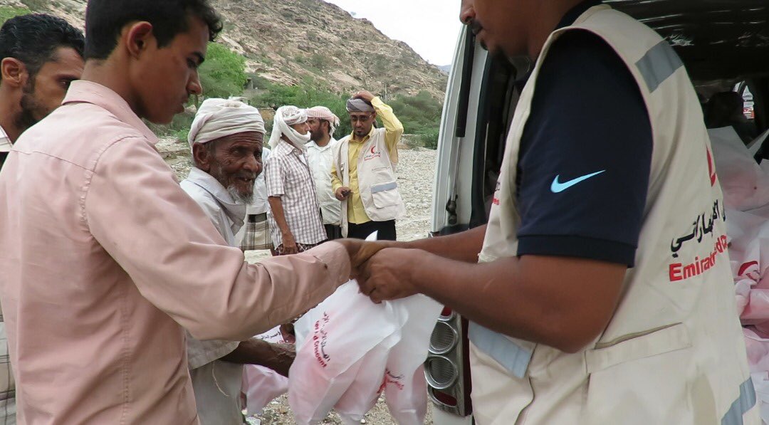 UAEAid's tweet photo. #UAE_RedCrescent distributes 880 Iftar meal in #Abean supported by the wife of HH Sheikh Mohammed bin Hamad bin Mohammed Al Sharqi, Crown Prince of Fujairah HH Sheikha Latifa Bint Mohammed Bin Rashid Al Maktoum #UAEAid

https://t.co/90M9nMI8l2 https://t.co/PEjEkolwUF