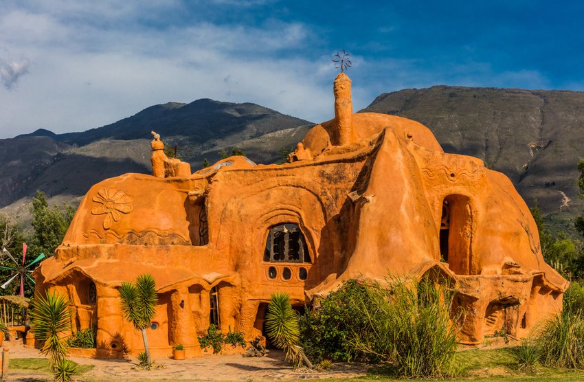 Colombie : un architecte sculpte sa maison dans de l'argile, et le résultat est époustouflant vivredemain.fr/2018/04/12/col…