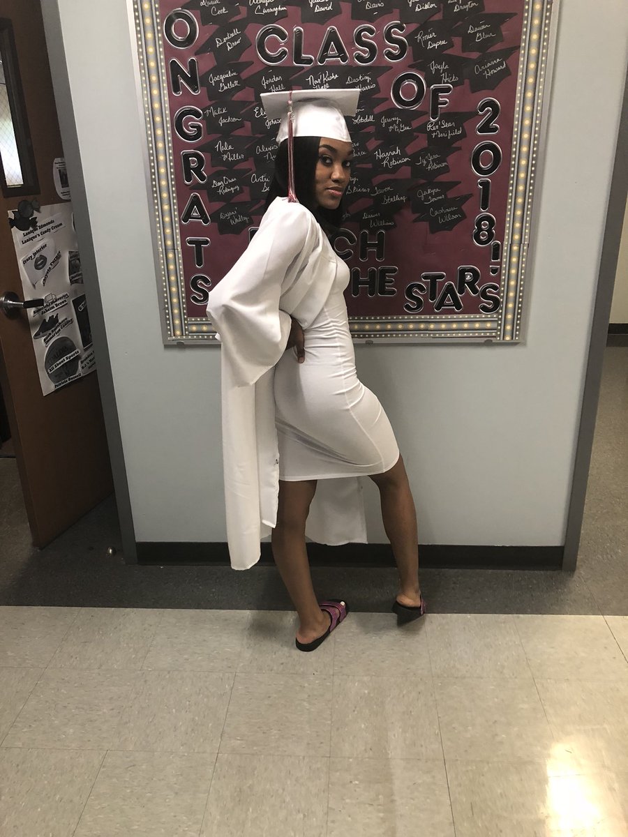 amourdimples's tweet photo. graduate🎓😌✌🏼 #2k18 https://t.co/VZmvz3l9tk