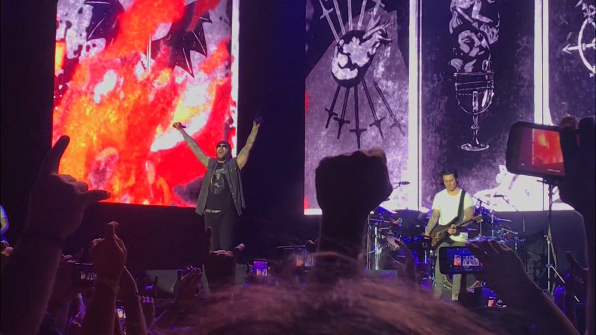 metalkenn's tweet photo. Throwback to April bc seeing my favorite band is something I’ll never grow tired of. 🤘🏻🖤 https://t.co/fgs1jLnexC
