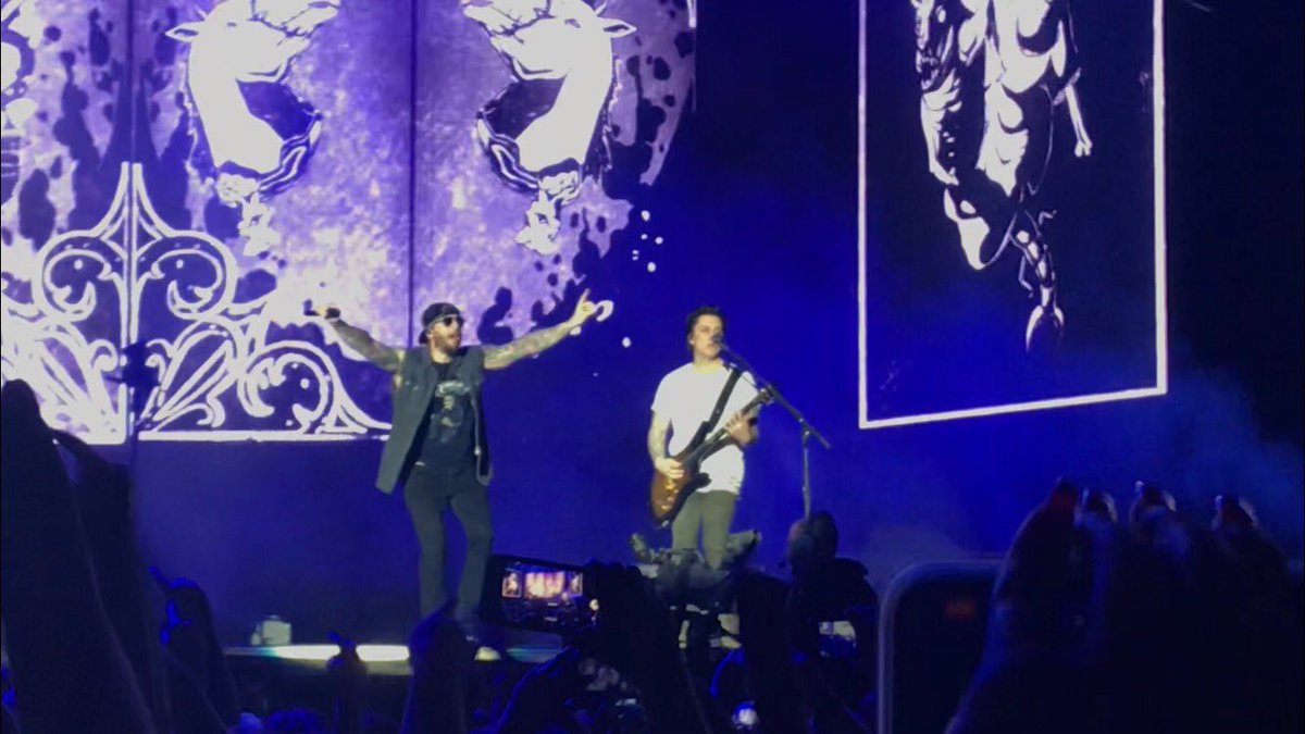 metalkenn's tweet photo. Throwback to April bc seeing my favorite band is something I’ll never grow tired of. 🤘🏻🖤 https://t.co/fgs1jLnexC