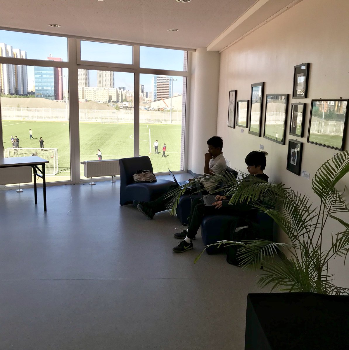 steppescience's tweet image. Grade 8 Science Ss fine tuning their Genius Hour presentations in our beautiful flexible seating and breakout spaces. They will share their learning later today. #mypscience #geniushour #STEM #ISUmng