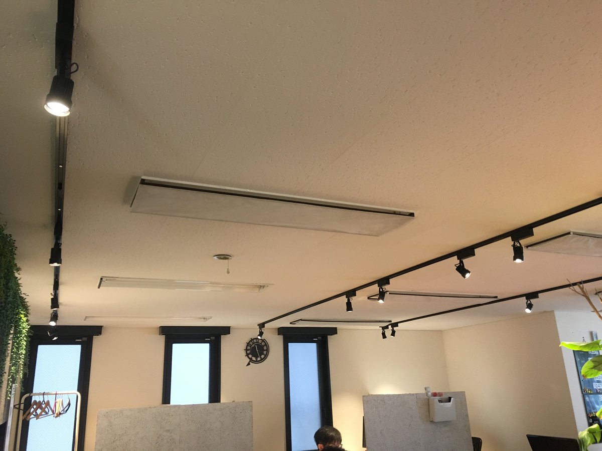 Prime Order 株式会社プラムザ 朝出社したら正直オシャレとまでは言えなかった弊社オフィスが オシャレなカフェになっていた 雲形テーブルが心なしか生き生きして見える 照明って大事