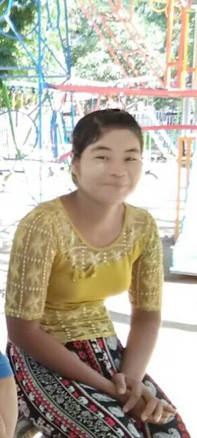ဒီမိန္းခေလးဟာ ဗဟန္း၃ လမ္း မွာအလုပ္လုပ္ေနရင္ တလျပည့္တဲ့ေန႔မွာပဲ သူ႔အလုပ္ပိုင္ရွင္ဆီက ေငြတသိန္းေက်ာ္နဲ႔ Nokia keypad ဖုန္းတလံုးကိုခိုးယူၿပီးထြက္ေျပးသြားခဲ့ပါတယ္ သူေနမေကာင္းစဥ္က စ၍ အလုပ္လုပ္ေနစဥ္ ကာလအတြင္း ဆိုင္ရွင္မ်ားမွေစတနာအျပည့္ထားေသာ္လည္း အစကတည္းက မေကာင္းၾကံဖို႔စီစဥ္ေနသူျဖစ္သည္